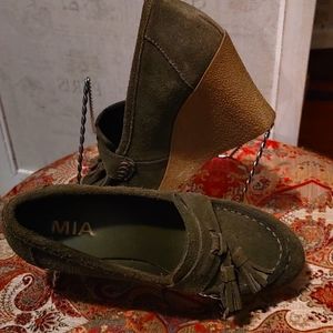 New Mia Suede Tassel Loafers Olive Sz. 6
